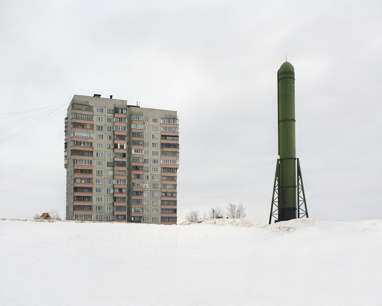 #6 из серии «‎Закрытые территории»‎. Монумент создателям Российского ядерного щита в городе Дзержинске, в котором раньше производили ракетные двигатели. Россия, Дзержинский