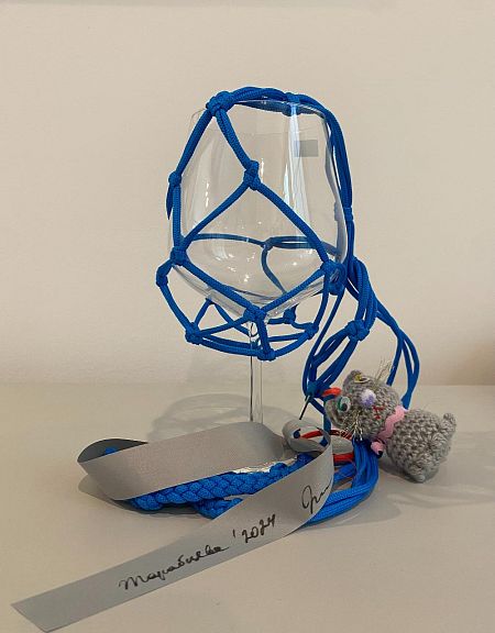 В мой стакан с вином, ласточки, не роняйте Комочки земли