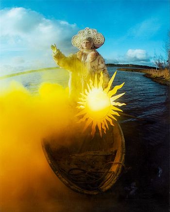 Если в вас закончился внутренний свет, вам непременно следует носить невероятные головные уборы