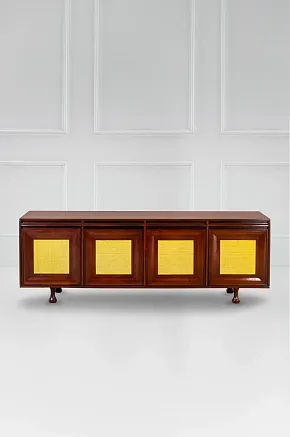 Комод с четырьмя отделениям