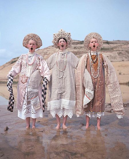 Зевающие красавицы